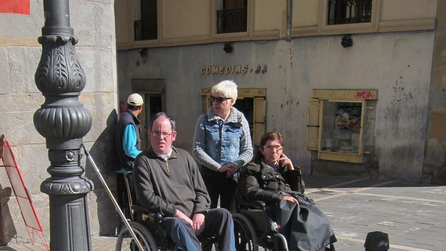 Cocemfe Navarra colocará en 62 aparcamientos para personas con discapacidad pegatinas con la frase 'No es una zona VIP'