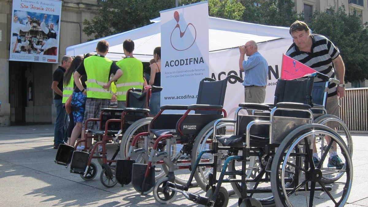 ACODIFNA invita a los ciudadanos a realizar un recorrido por Pamplona en silla de ruedas