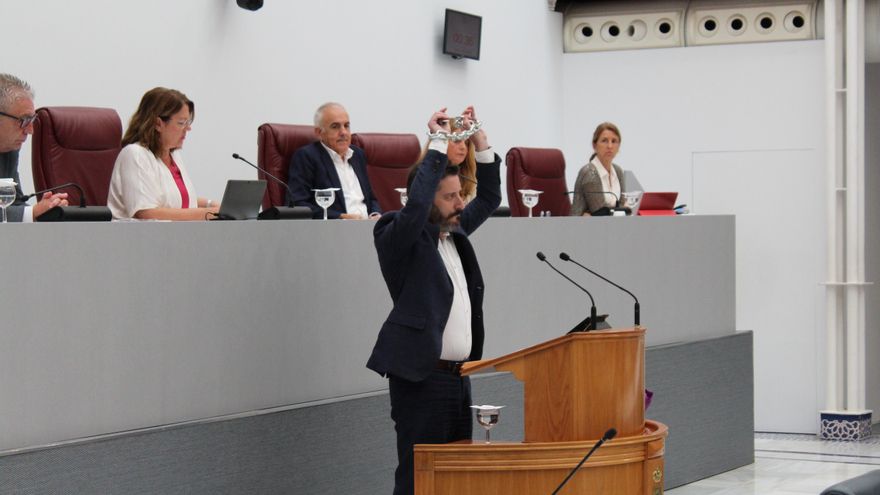 PP y Vox en Murcia dejan un mes sin sueldo al diputado de Podemos cuya baja de paternidad criticó la extrema derecha
