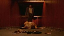 Un fotograma de la película Irreversible (2002), el la que la protagonista sufre una violación en un pasillo del metro.