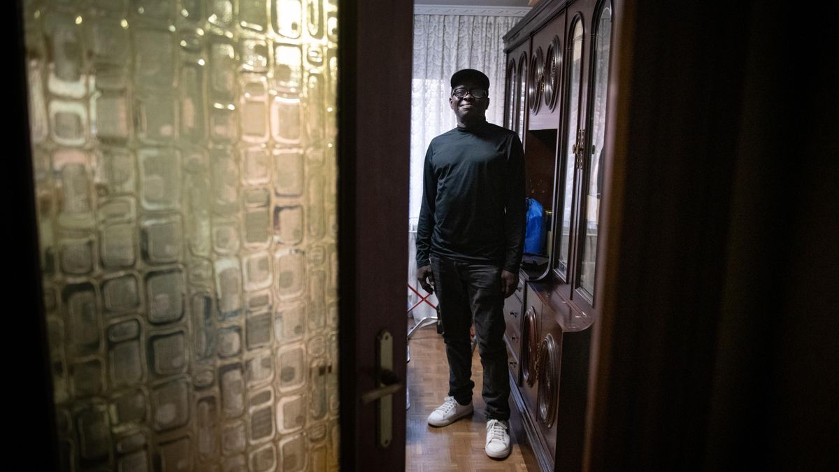 Youssupha Diop, en el salón de la casa donde alquila habitación