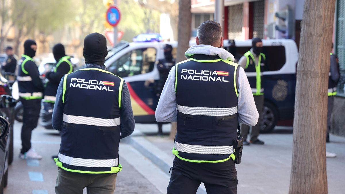 Las autoridades han detenido de forma simultánea a dos individuos en Tánger y un tercero en Mallorca.