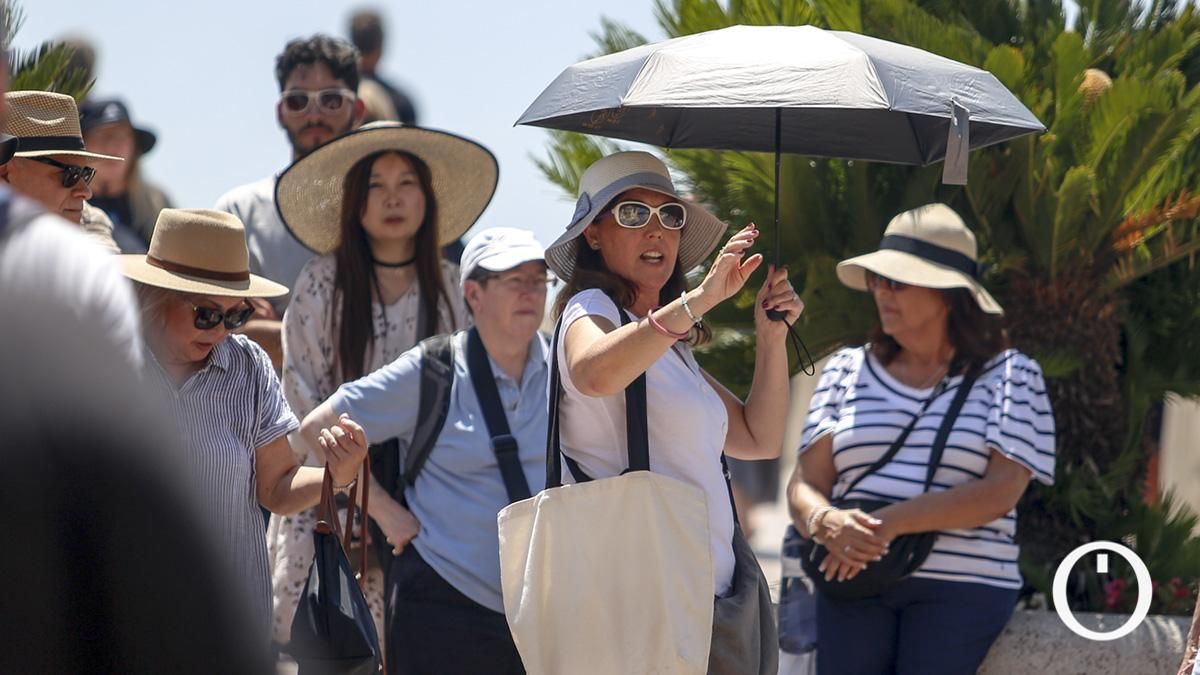 Turistas intentan combatir el calor