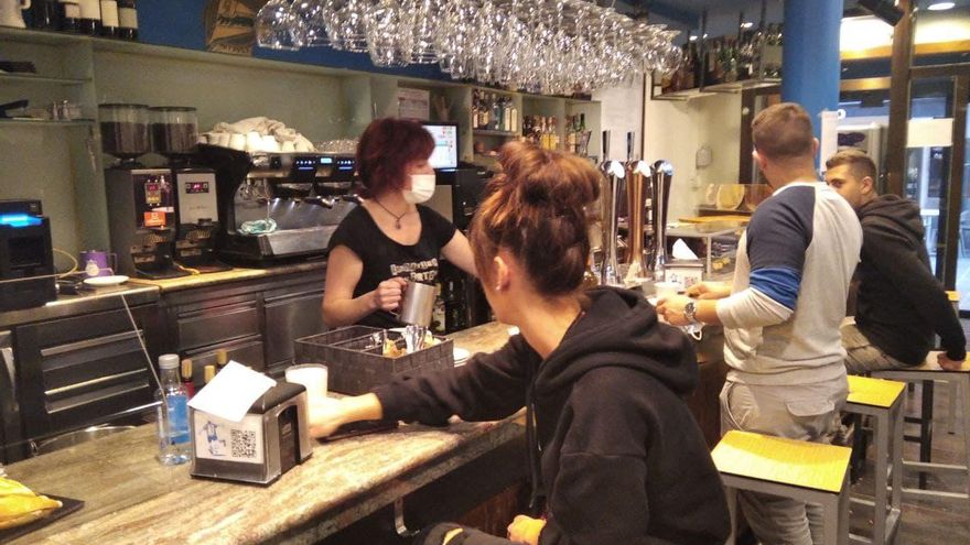 Clientes en la barra del bar El 7