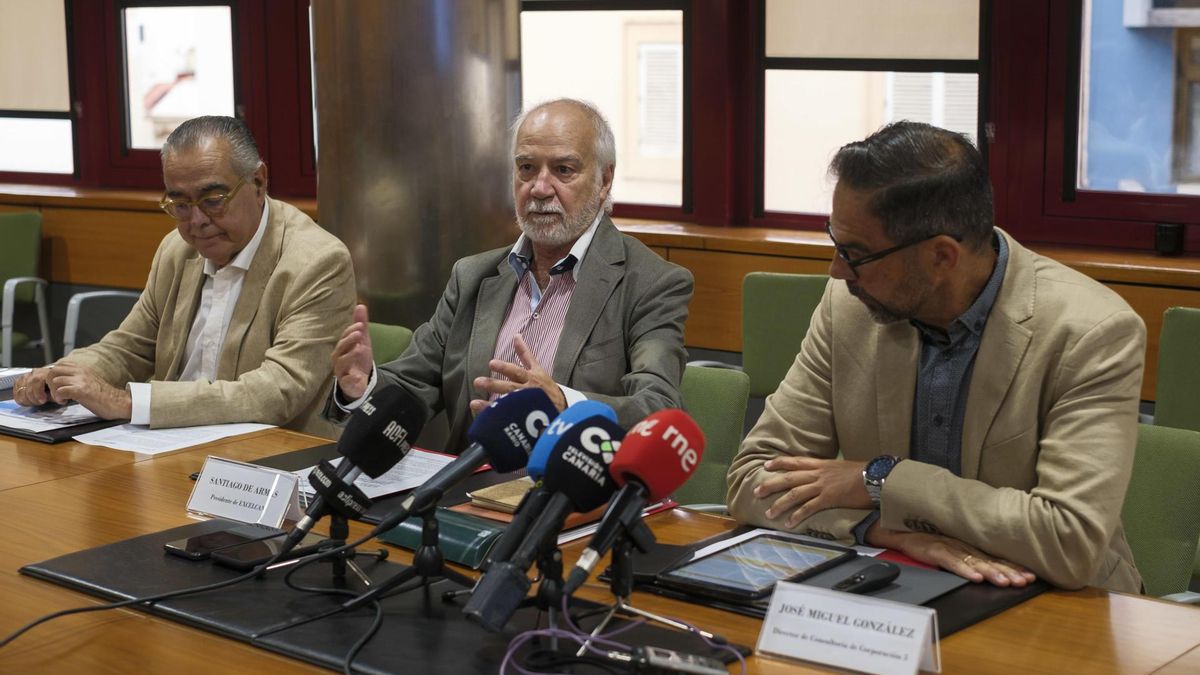 El presidente y vicepresidente de Excelcan, Santiago de Armas (centro), y José Carlos Francisco (izquierda), y el director de la consultoría de Corporación 5, José Miguel González, en la presentación de los datos.