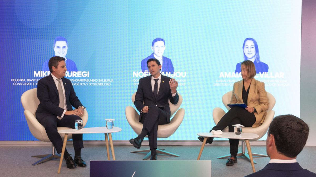 Mikel Jauregi, Noël D'Anjou y Amaia del Villar en su intervención.