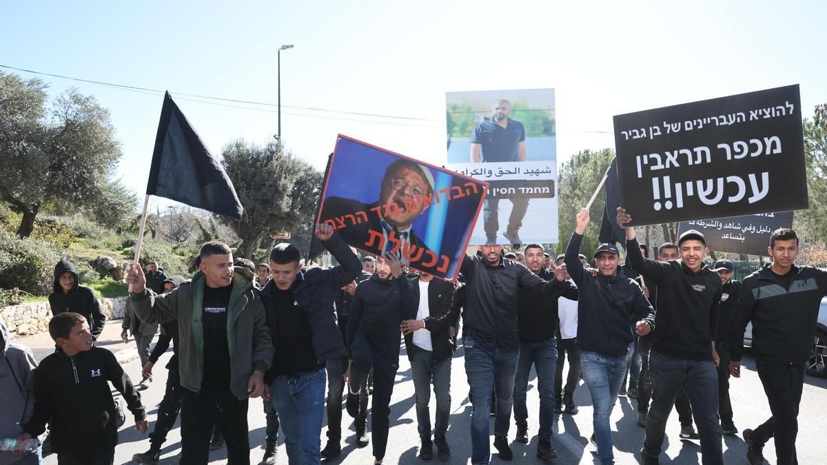 Miembros de aldeas beduinas del desierto del Néguev se manifiestan a las puertas de la oficina de Netanyahu para exigir que detenga operativos policiales y del Ejército en sus comunidades el 11 de enero de 2026