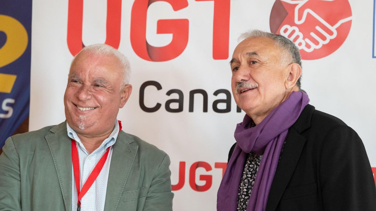Manuel Navarro (izquierda), junto al secretario general de UGT, Pepe Álvarez, este viernes en Fuerteventura. (EFE/Carlos de Saá)