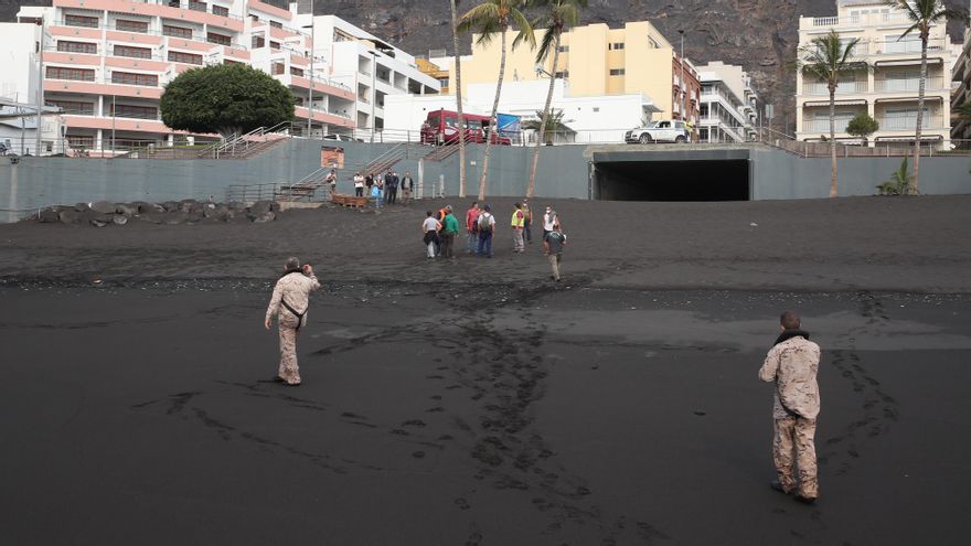Playa de Puerto Naos, en Los Llanos de Aridane, en el desembarco de agricultores para salvar las plataneras de La Palma
