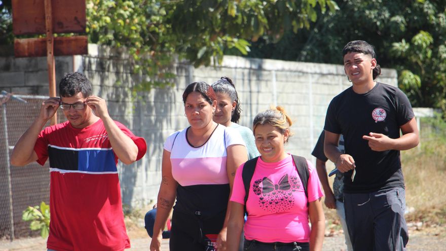 Migrantes batallan para volver a sus países o quedarse en México tras la llegada de Trump