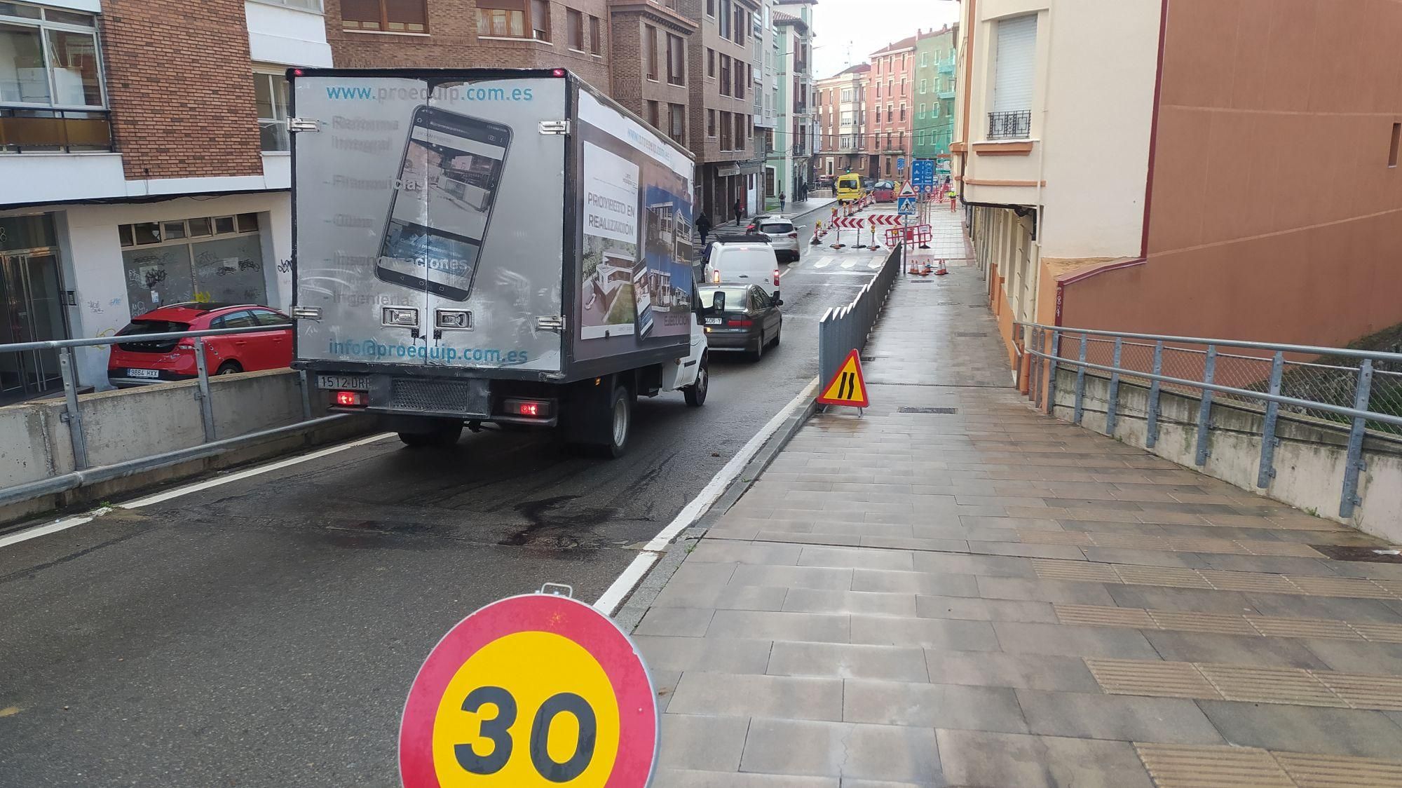 La bajada del puente de la Feve a Ramón y Cajal con los trabajos al fondo