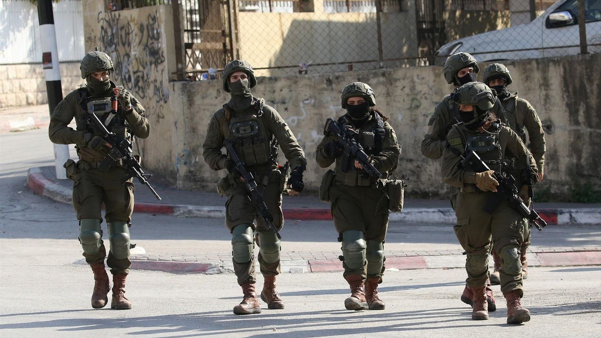 Soldados israelíes durante una operación militar en la ciudad palestina de Qalquilia, en la Cisjordania ocupada, el 5 de diciembre de 2025.