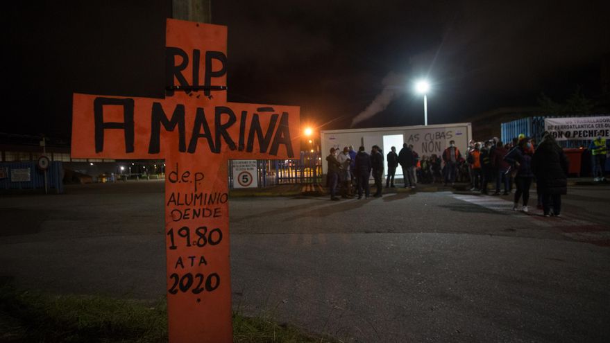 Empleados de Alcoa levantan una cruz durante la manifestación convocada frente a la fábrica contra el ERE ejecutado de 524 trabajadores, en San Cibrao, A Mariña, Lugo, Galicia (España), a 9 de octubre de 2020. La concentración se debe al despido colectivo