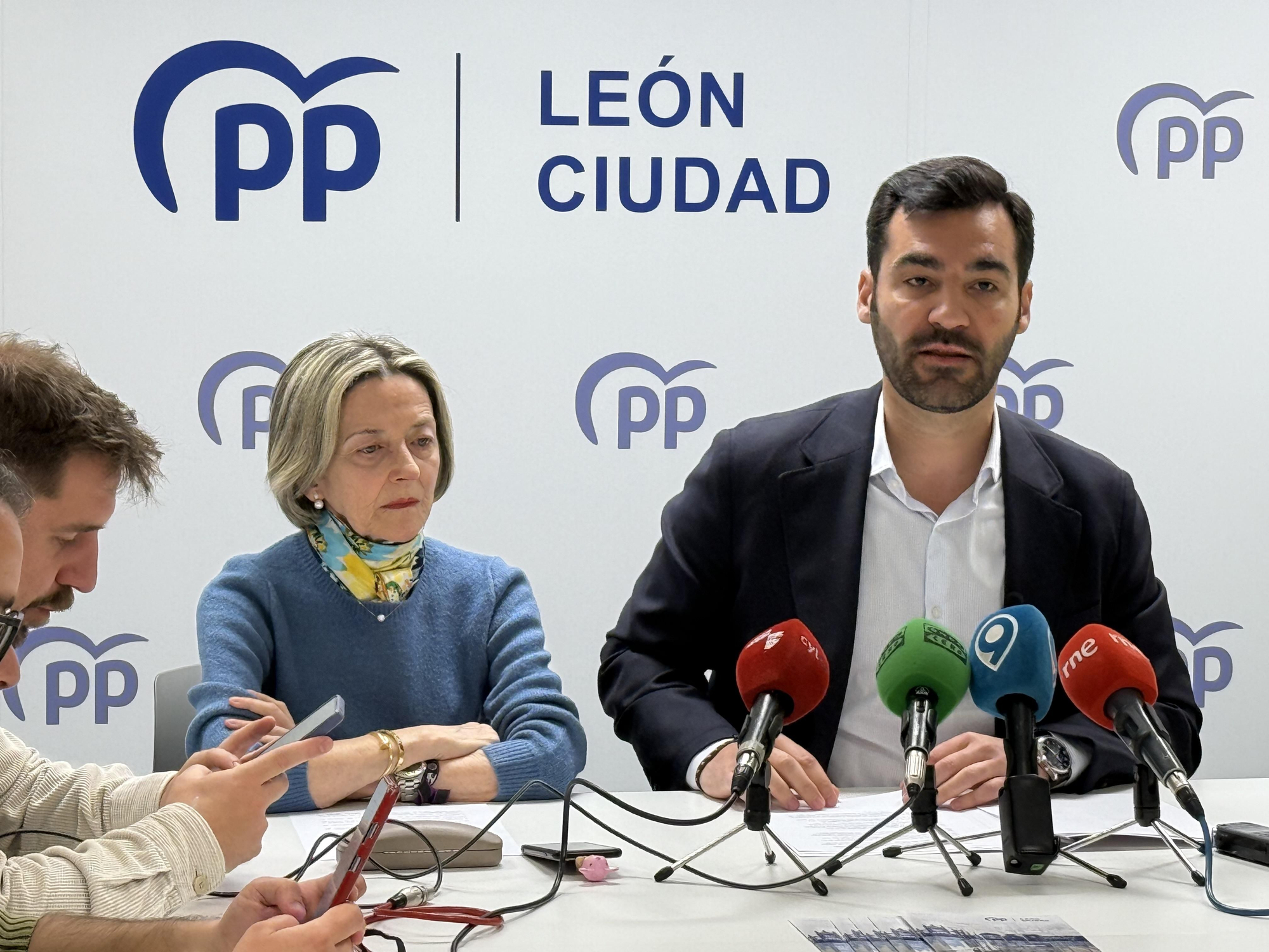 El portavoz del PP en el Ayuntamiento de León, David Fernández, en rueda de prensa.