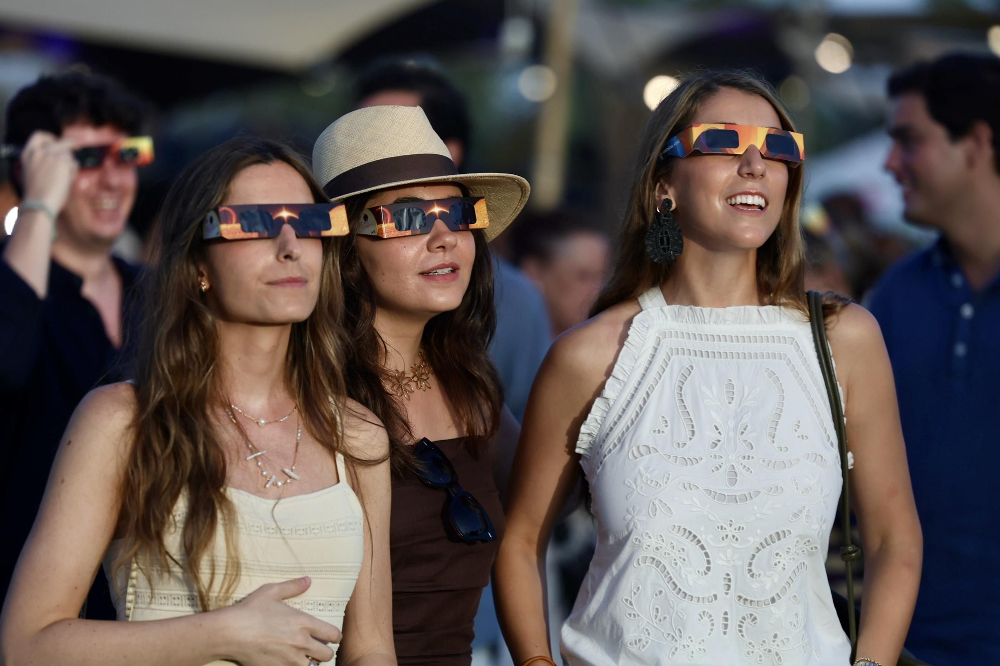 Personas observan el eclipse con las gafas homologadas. A 12 de agosto de 2026 en Cádiz, Andalucía (España)