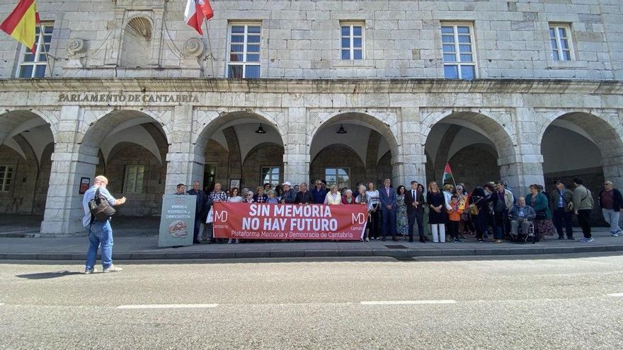 Los diputados del PP en Cantabria reciben una cartilla con "conceptos básicos" para no derogar la ley de memoria histórica
