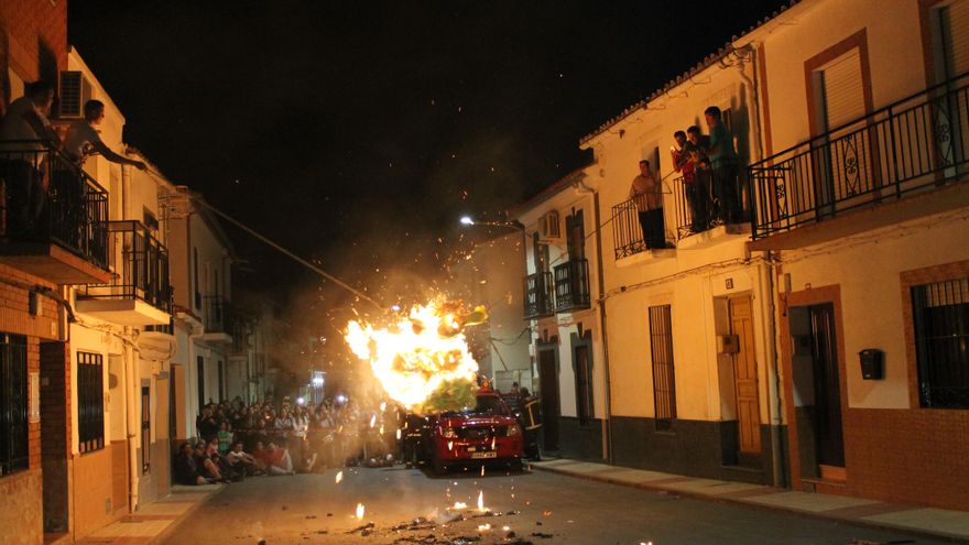 Quema de muñecas en Alamillo (Ciudad Real), durante la Semana Santa
