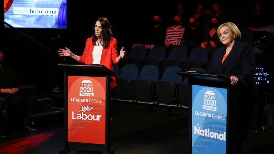 Debate entre las líderes del partido, con Jacinda Ardern (izquierda) del Partido Laborista y Judith Collins del Partido Nacional.