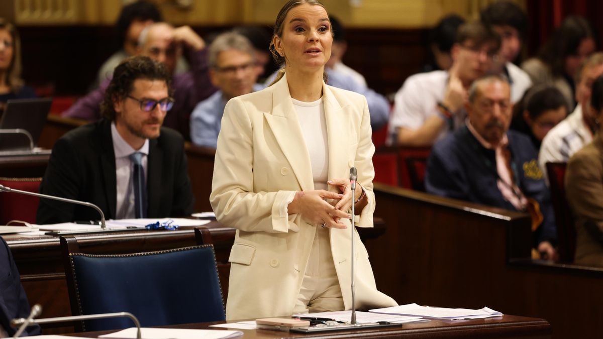 Archivo - La presidenta del Govern balear, Marga Prohens, interviene durante un pleno en el Parlament balear.