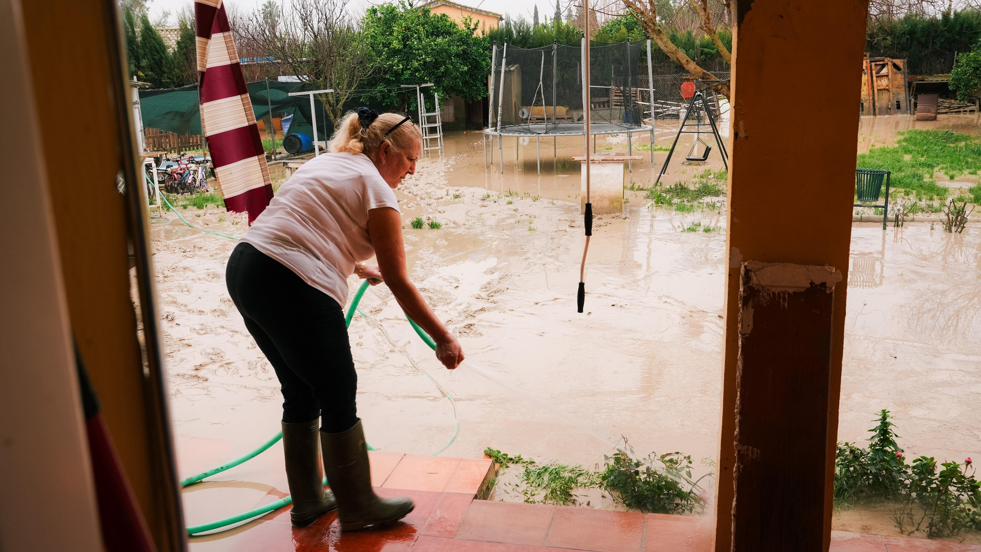 El lodo y el barro, dentro de las parcelas de las calles Perdiz y La Tórtola