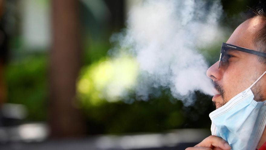 Madrid cierra el ocio nocturno desde medianoche y prohíbe fumar en la calle