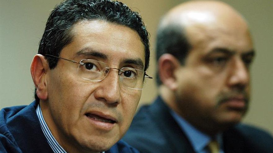 Fotografía tomada en febrero de 2007 en la que se registró al entonces ministro salvadoreño de Seguridad y Justicia, René Figueroa (i), quien fue detenido este miércoles por cargos de corrupción.