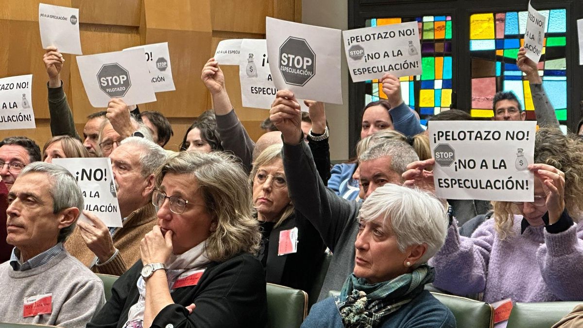 Un momento de la protesta de los vecinos de Vía Hispanidad durante el pleno de este jueves.