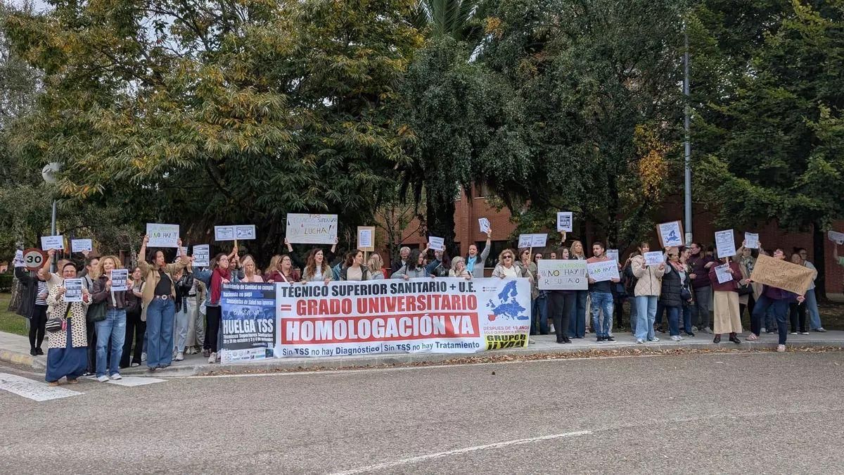 UGT denuncia "trato discriminatorio escandaloso" del Servicio Cántabro de Salud a los técnicos sanitarios en los servicios mínimos de su huelga