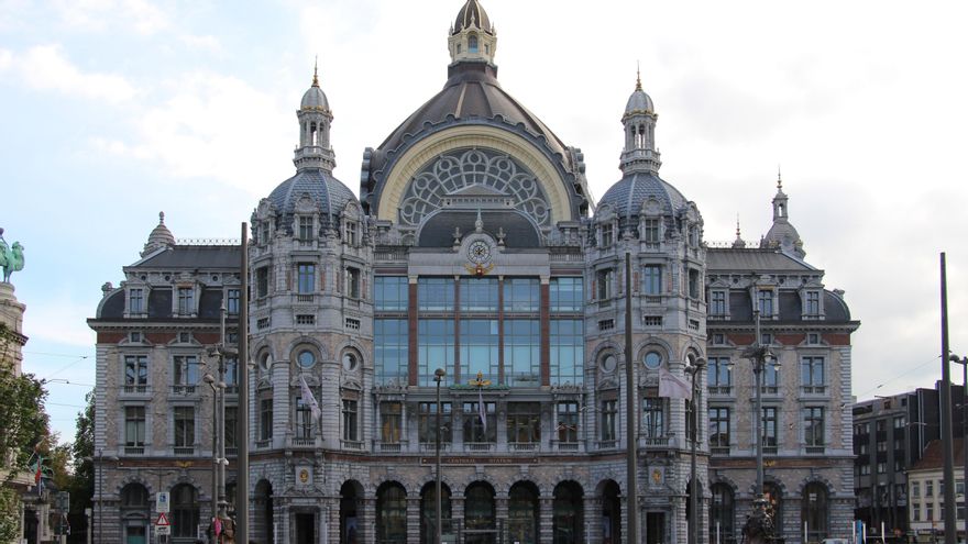 Bélgica tiene la estación de tren más bonita de Europa: así es la conocida como 'Catedral del Hierro'