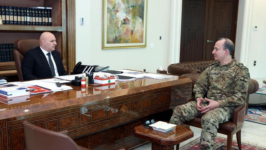El presidente libanés, Joseph Aoun (i), con el comandante del ejército, el general Rudolph Haykal