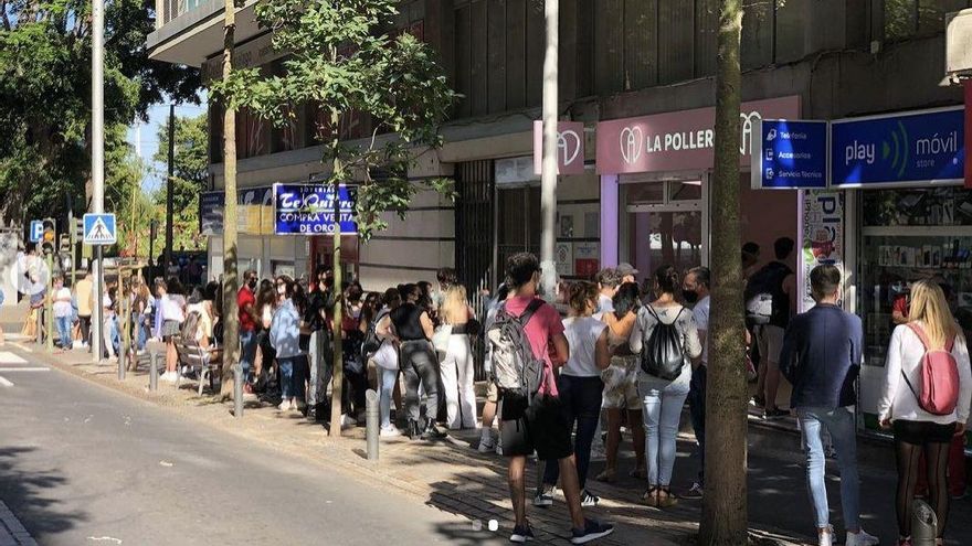 Enormes colas en Santa Cruz de Tenerife en la apertura de una controvertida franquicia de gofres