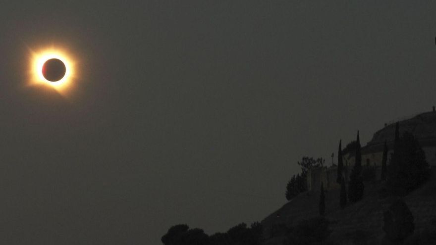 Canarias hace historia con el eclipse: el IAC captura en Palencia la corona del Sol