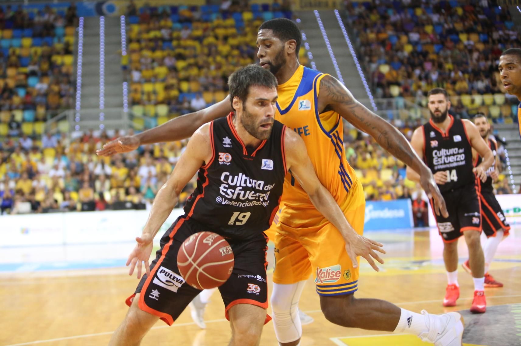 Imagen del encuentro entre el Herbalife Gran Canaria y el Valencia Basket.