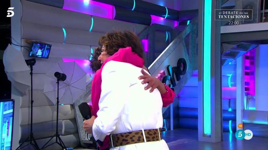 El abrazo de Ana Rosa Quintana y Sonsoles Ónega