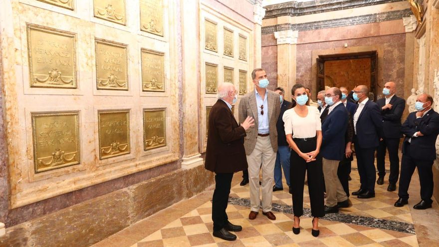 Los Reyes durante su recorrido por el monasterio