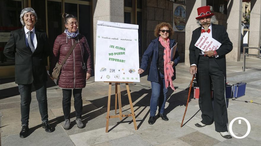 Vecinos del casco histórico se movilizan ante el Ayuntamiento para poder instalar placas solares