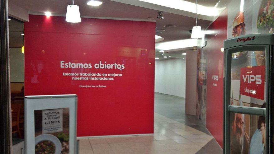 Entrada al Vips de Fuencarral, con la tienda ya desmantelada