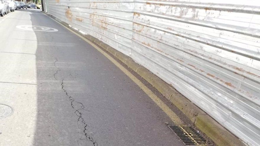 Grieta detectada en la avenida Lucas Vega de La Laguna