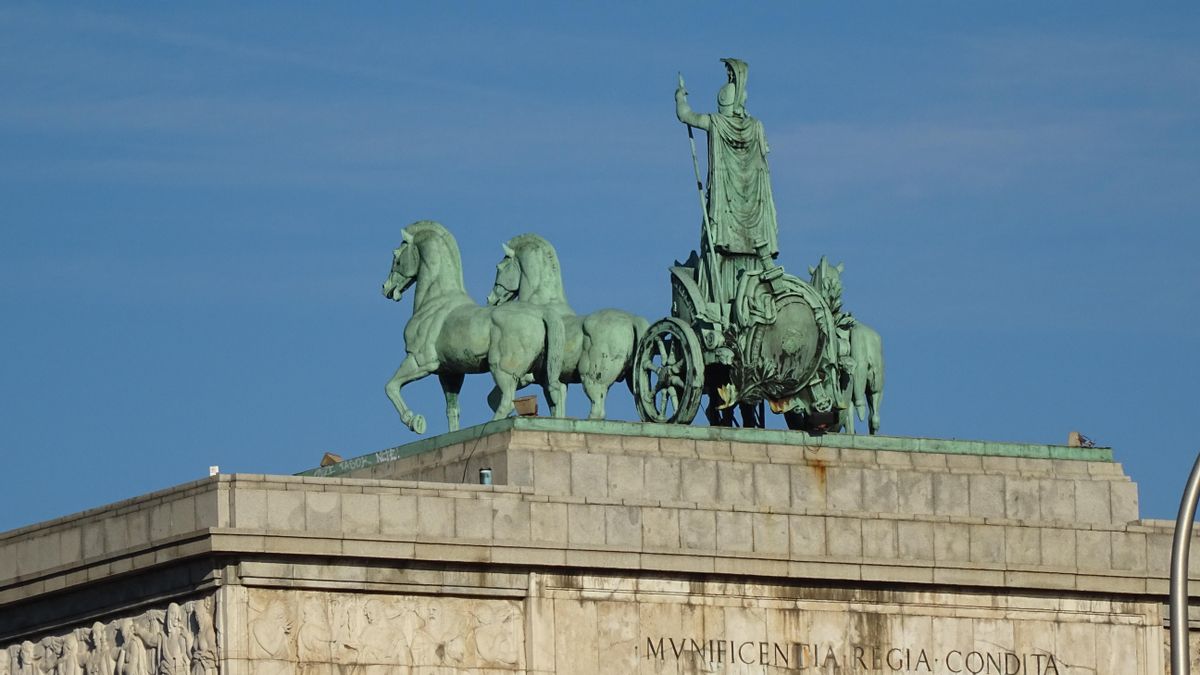 Los cambios en el proyecto del mal llamado 'Arco de la Victoria' y que lo convirtieron en el Arco de Triunfo de La Moncloa