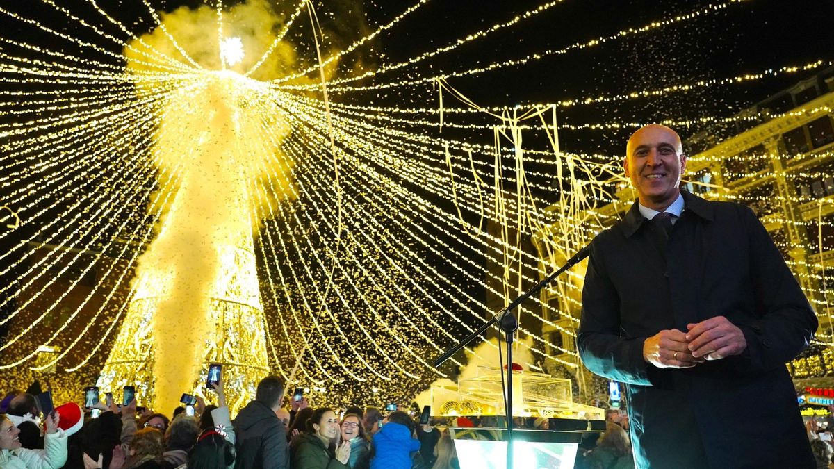 El alcalde de León José Antonio Diez inaugurando las luces de navidad 2024-2025.
