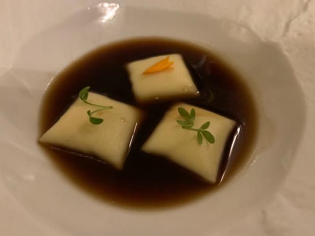 Caldo de lentejas con raviolis de queso