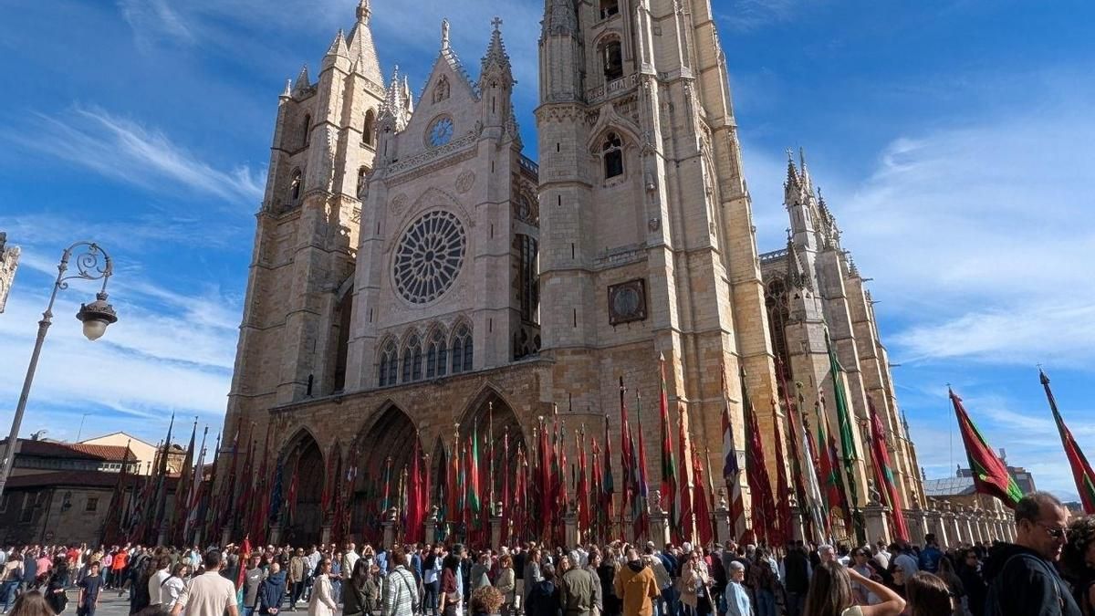 Siete meses de cárcel por exigir a la policía quitar el coche patrulla para hacer "la puta foto" a la Catedral de León