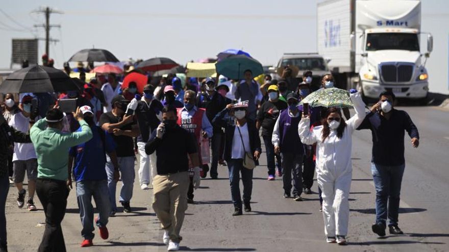 Decenas de obreros de empresas maquiladoras protestan por la apertura de las plantas este lunes en Ciudad Juárez (México).