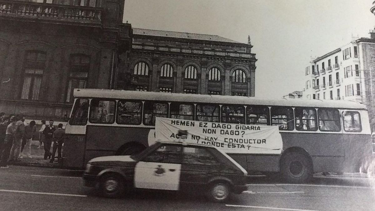 Imagen de un autobús de Donostia tras la desaparición de Mikel Zabalza.
