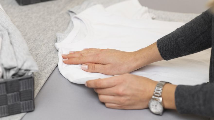 El producto para el pelo que podría ayudarte a eliminar las manchas de grasa en la ropa