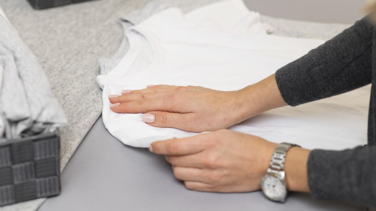 El producto para el pelo que podría ayudarte a eliminar las manchas de grasa en la ropa