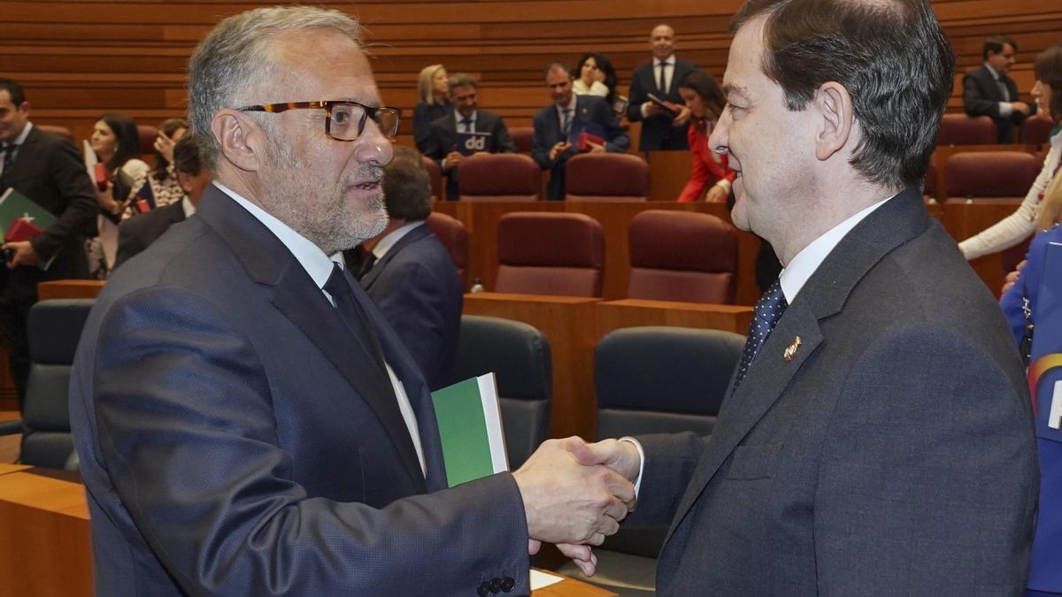 PP y Vox se felicitan por haber arrebatado el "control" de la Mesa de las Cortes del PSOE mientras buscan un pacto de gobierno