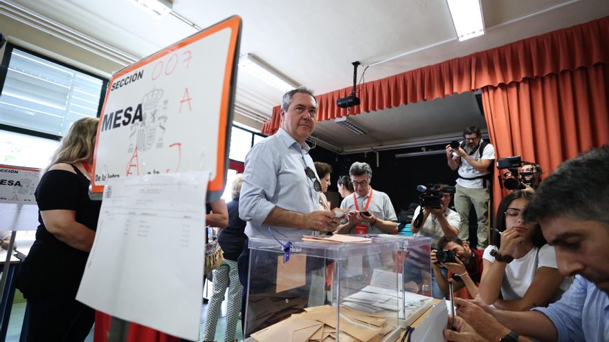 El secretario general del PSOE-A, Juan Espadas, vota en el colegio 'Calvo Sotelo' de Sevilla en las elecciones generales del 23 de julio.