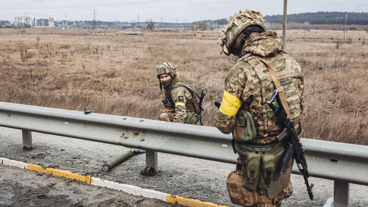 Archivo - Dos soldados del ejercito ucraniano caminan por una carretera de Irpin, a 4 de marzo de 2022, en Irpin (Ucrania). Ucrania cumple nueve días sumida en un conflicto bélico tras el inicio de los ataques por parte de Rusia, el pasado 24 de febrero.