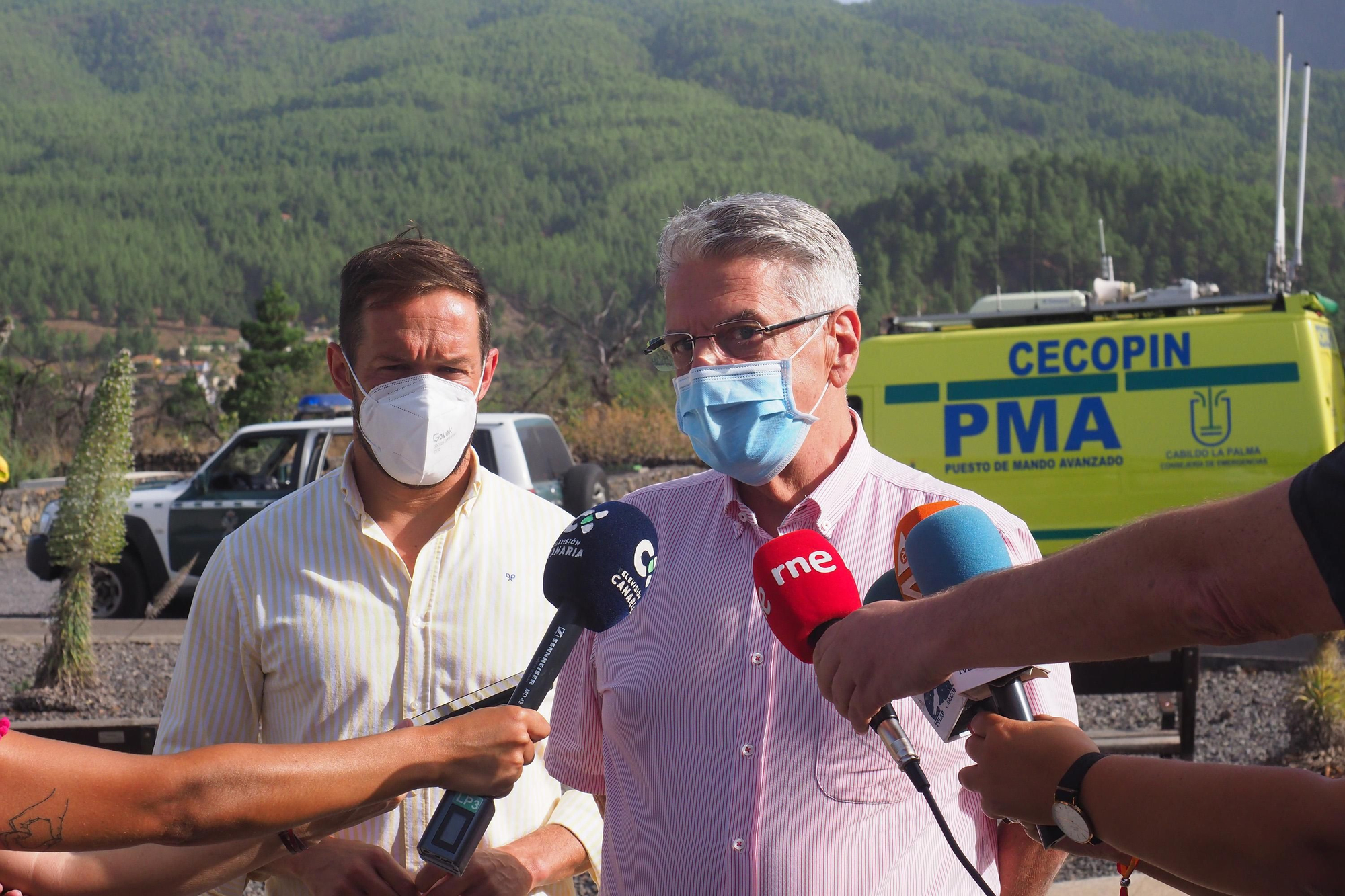 El presidente del Cabildo de La Palma, Mariano H. Zapata, y el consejero de Administraciones Públicas, Justicia y Seguridad, Julio Pérez, este jueves, informando a los medios sobre la situación del incendio de La Palma.